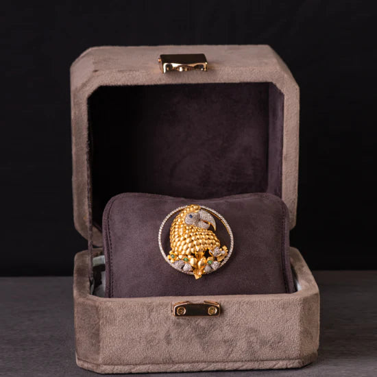 Statement brooches collection